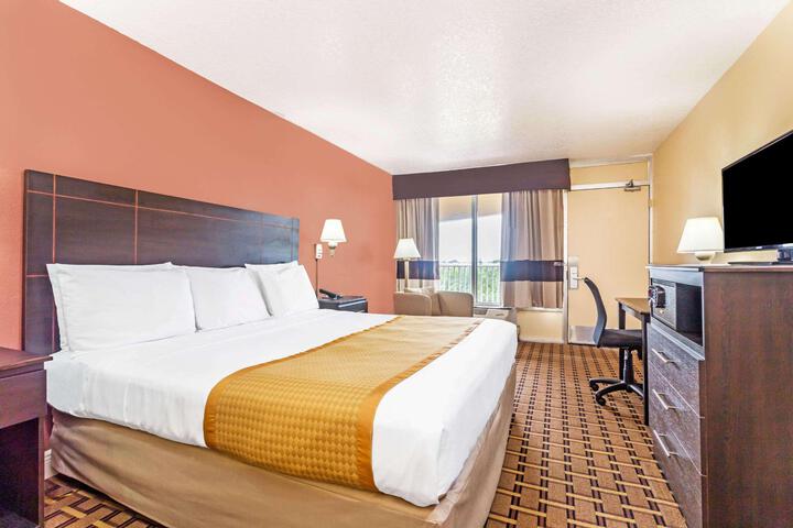 1 King Bed (2 of 7)