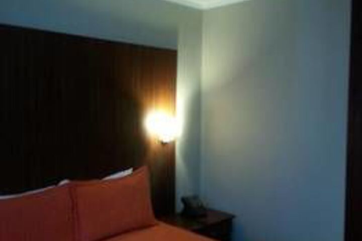 Room 8 of 32
