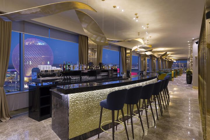 Lounge 76 of 92
