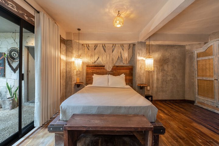 Room 12 of 83