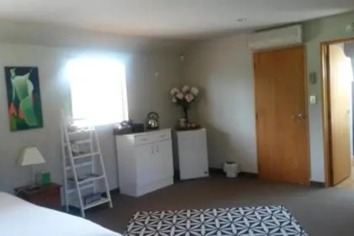 Room 5 of 9