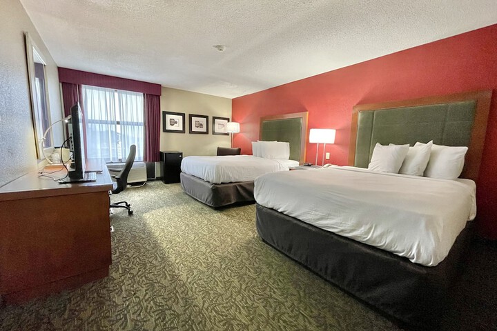 Deluxe Queen Bed (3 of 14)