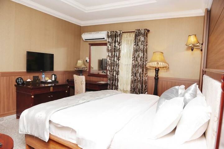 Room 6 of 18