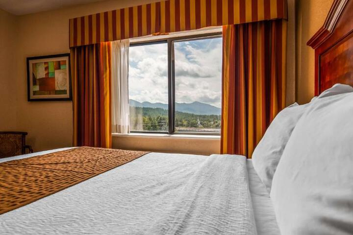 2 Queen Beds High Speed Internet Accessible Microwave and Refrigerator, Coffee Maker Iron and Ironing Board Hairdryer Full Breakfast (2 of 12)