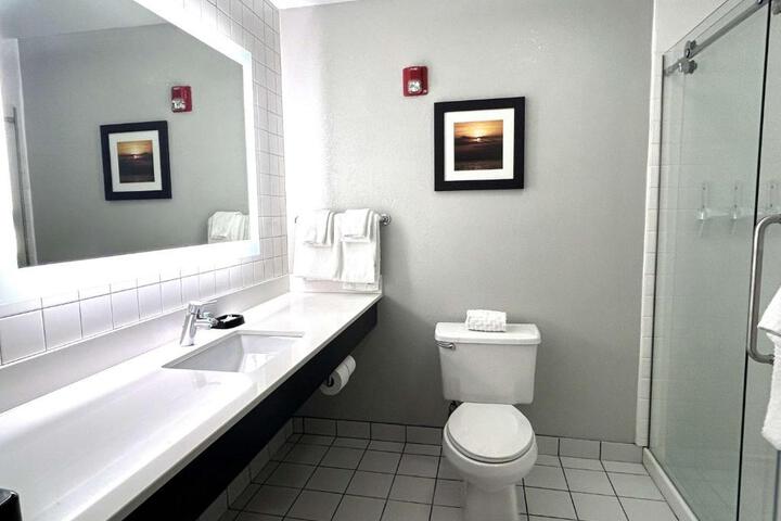 1 Queen Bed Microwave, Refrigerator Walk in Shower Full Breakfast (2 of 9)