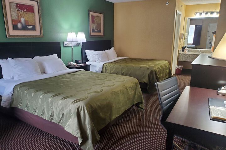 1 Queen Bed Accessible Room (5 of 13)