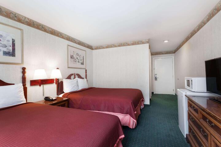 2 Queen Beds (6 of 10)