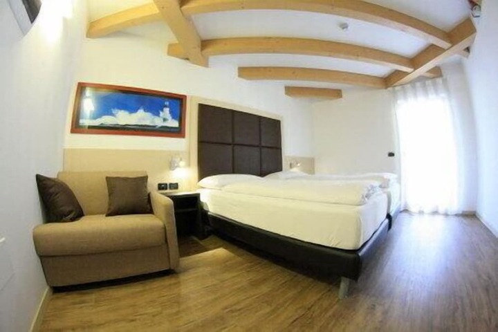 Room 10 of 34