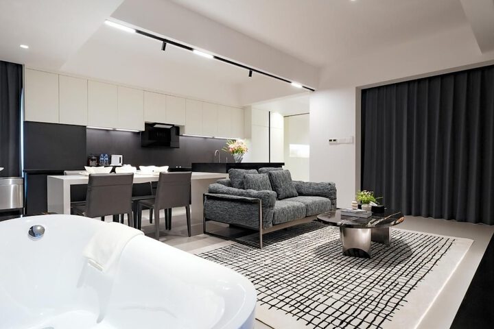 Room 44 of 100