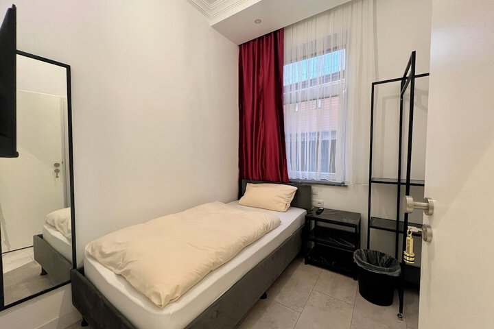 Room 3 of 35