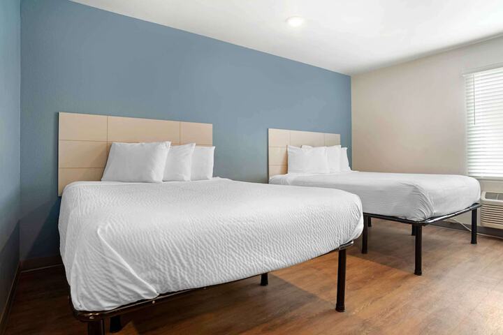 Studio Queen Bed (9 of 10)