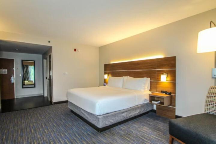 1 King Bed (8 of 16)