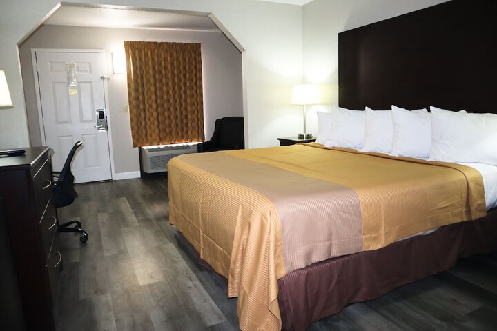 1 King Bed (3 of 17)