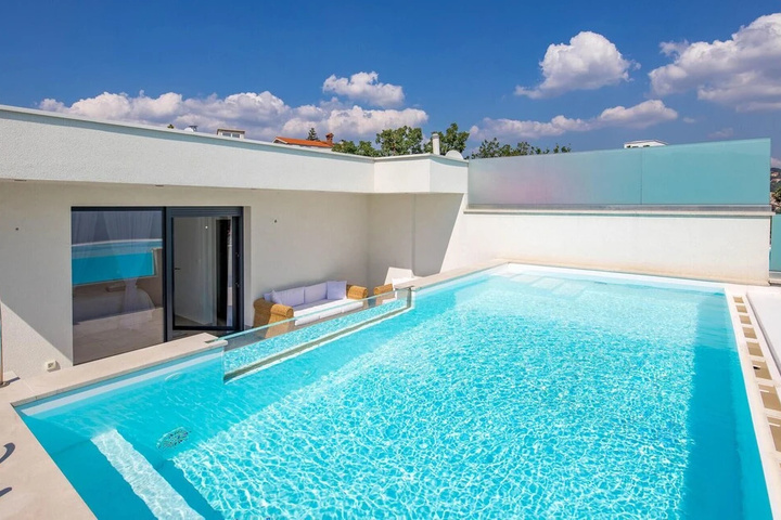 Pool 12 of 20
