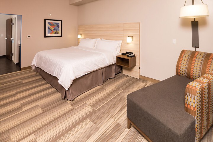 1 King Bed (2 of 17)
