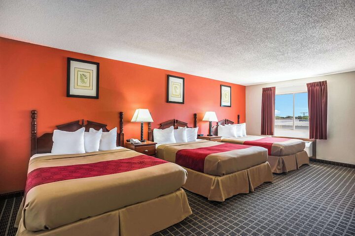 1 Queen Bed (12 of 14)
