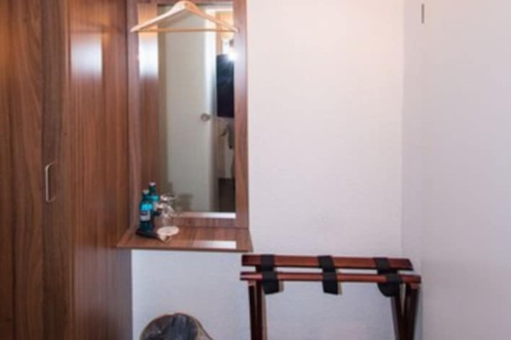Room 3 of 107