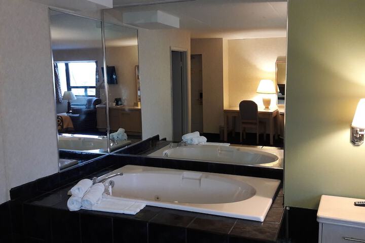 1 King Bed (4 of 12)