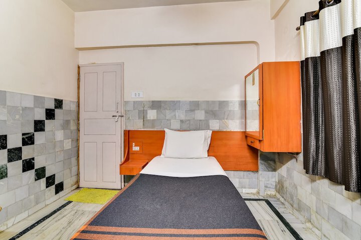 Room 9 of 13