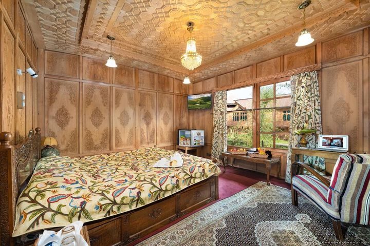 Room 9 of 28