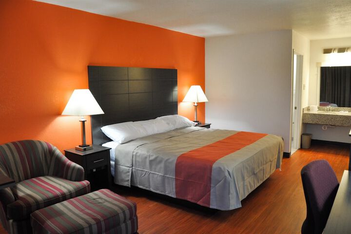 1 King Bed Micfridge (7 of 8)