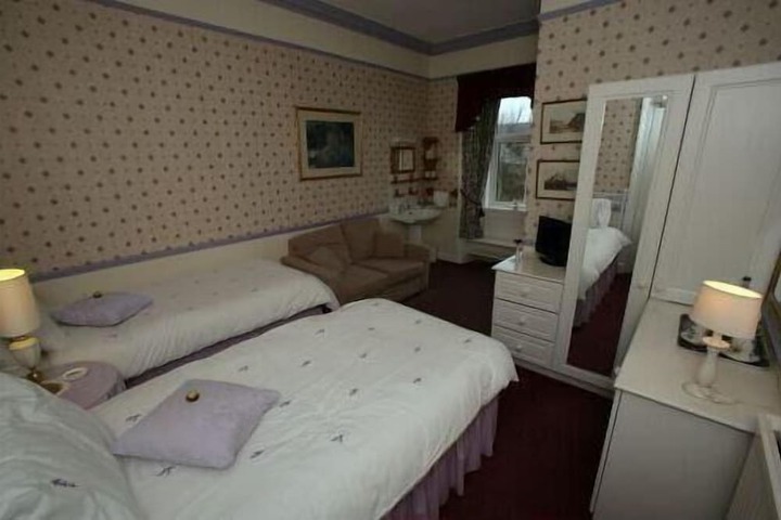 Room 6 of 10