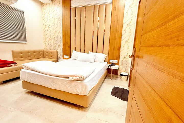 Room 6 of 25