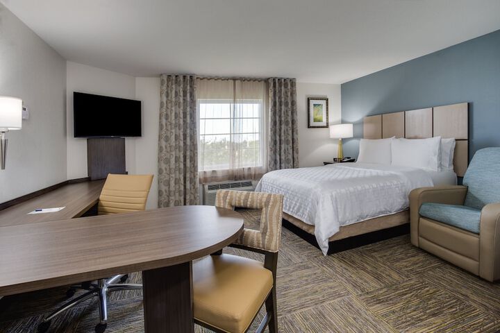 Studio Suite Queen Bed (4 of 17)