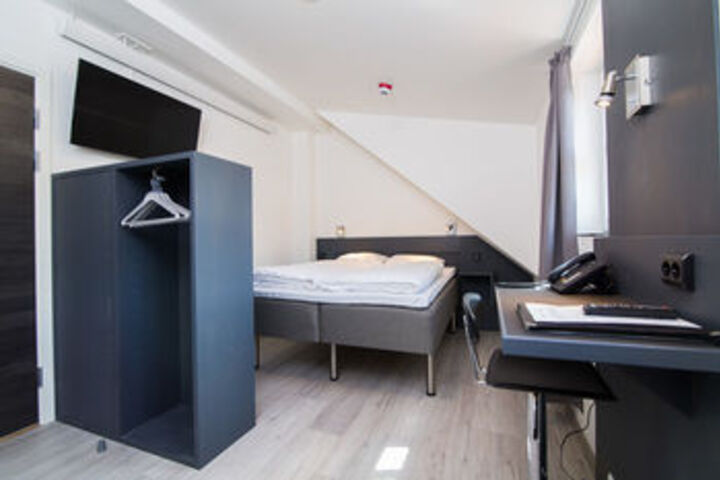 Room 16 of 38