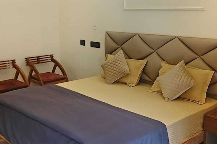 Room 9 of 80