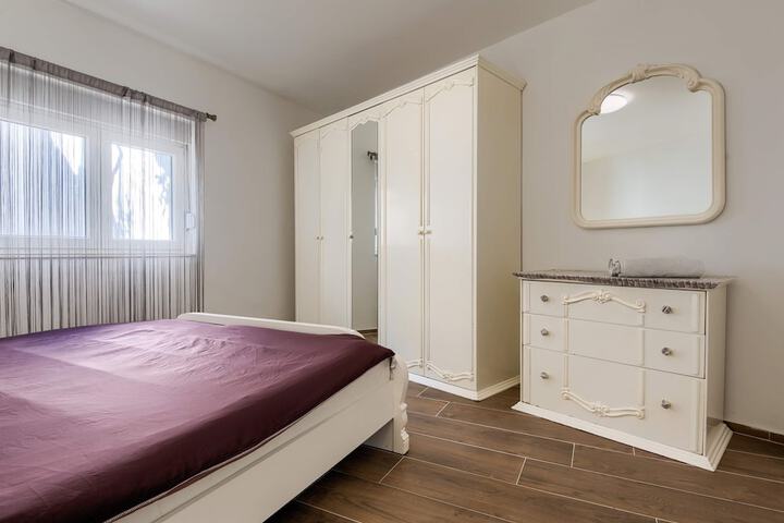 Room 2 of 41
