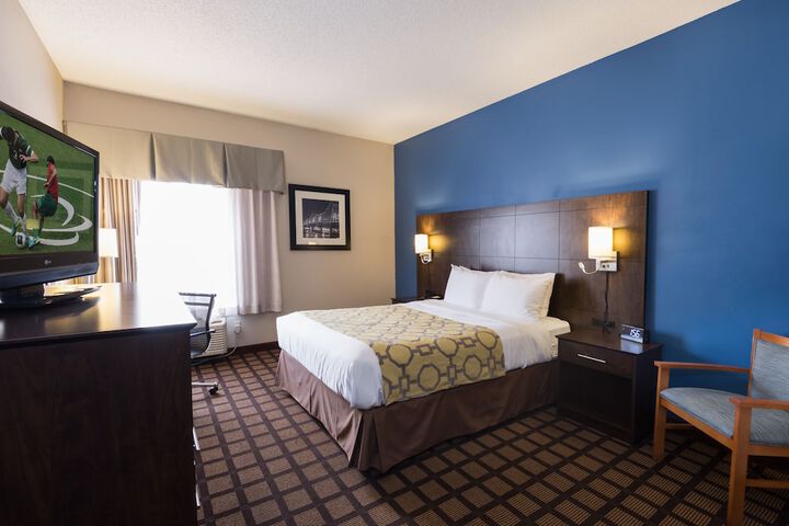 1 Queen Bed Accessible Room (12 of 18)