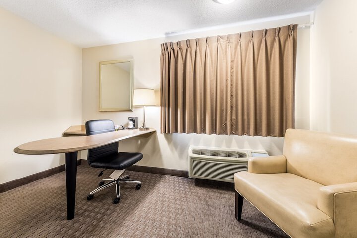 Deluxe King Bed Accessible (9 of 11)
