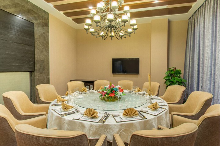 Dining 13 of 17