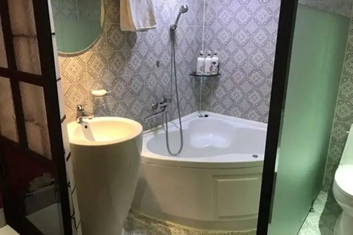 Room 7 of 13
