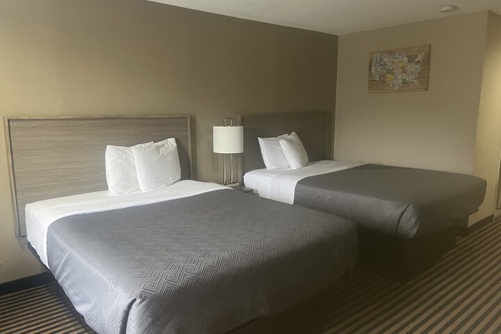 1 Queen Bed (7 of 9)