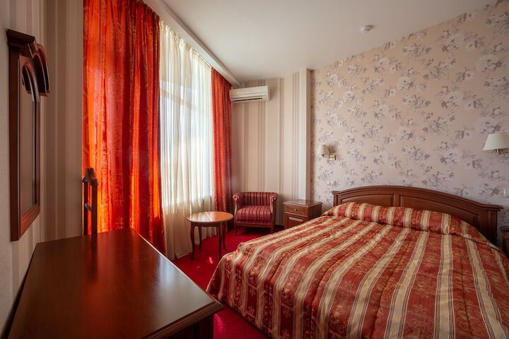 Room 10 of 104