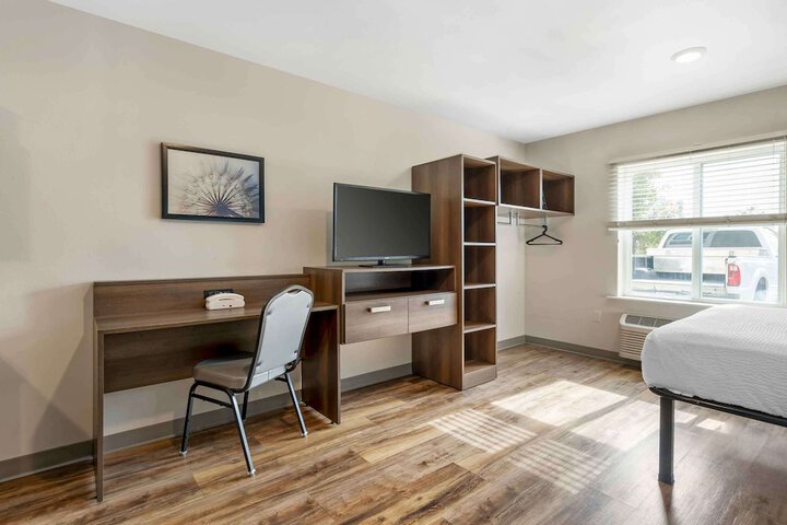 Standard Studio 1 Queen Bed (6 of 14)