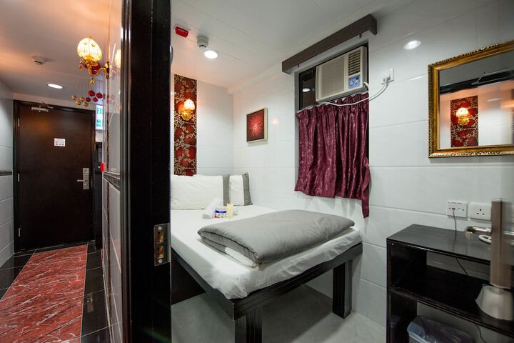 Room 33 of 100
