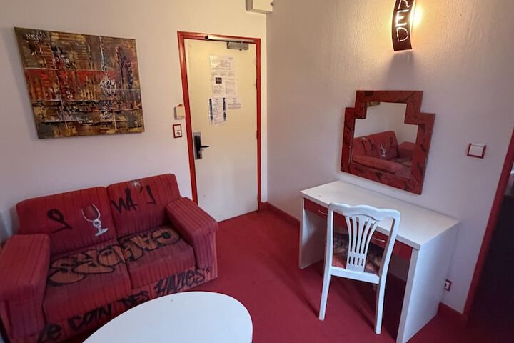 Lounge 42 of 42