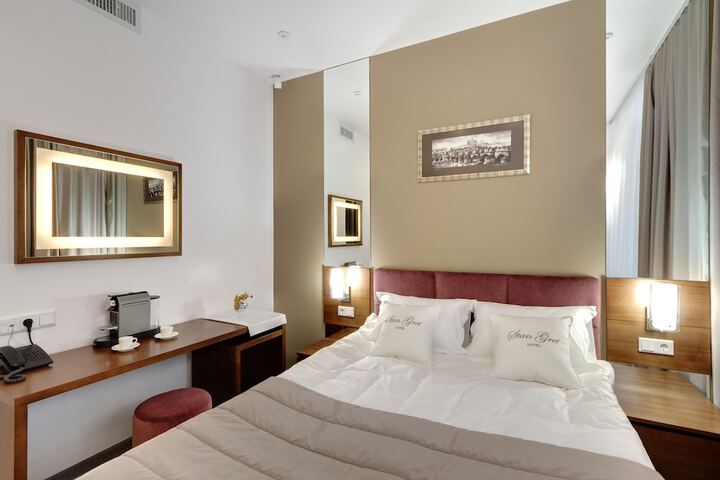 Room 9 of 42