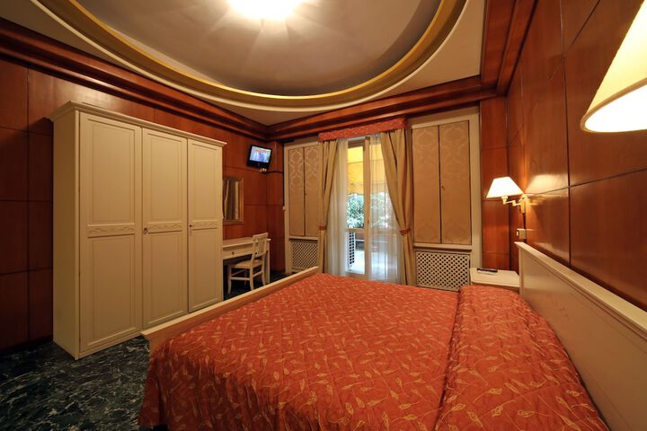 Room 3 of 25