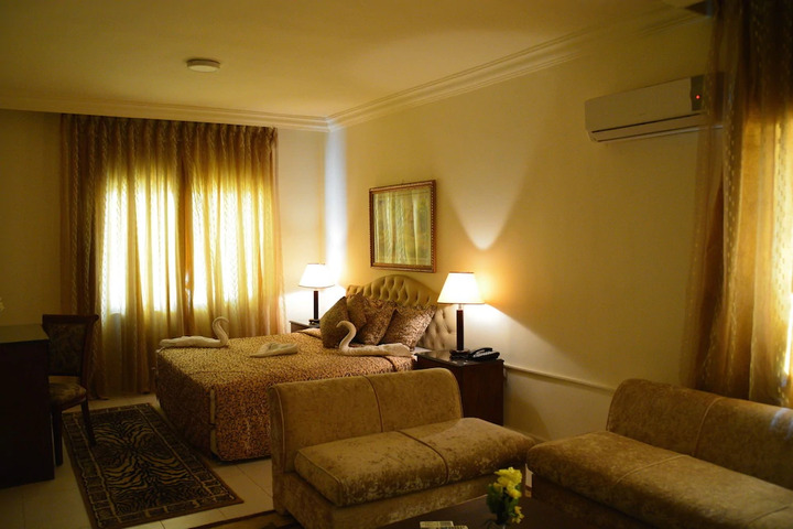 Room 5 of 10
