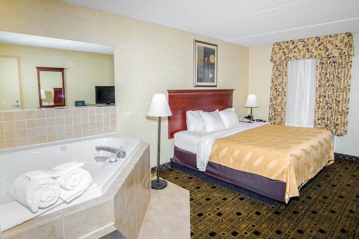 1 King Bed (5 of 18)