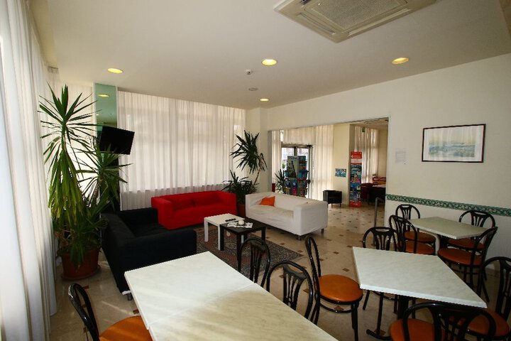 Lounge 28 of 32