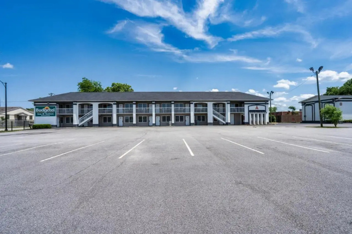 Exterior of Americas Best Inn & Suites Downtown Augusta