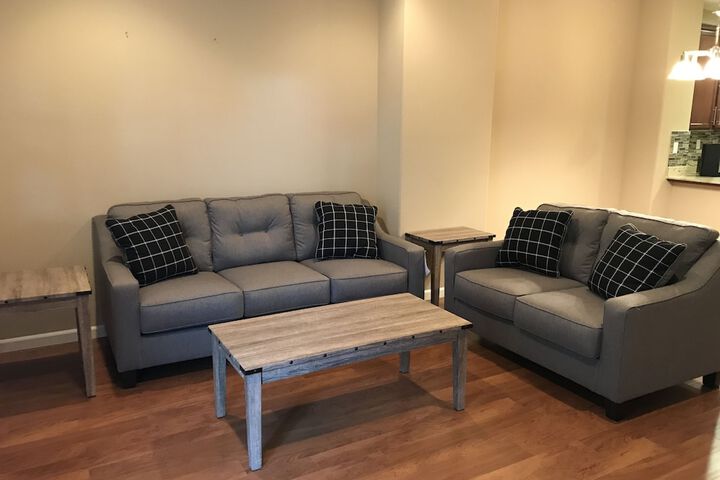 Lounge 21 of 24