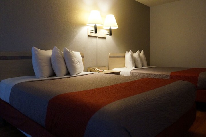 2 Queen Beds (5 of 7)