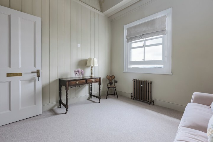 Room 11 of 48