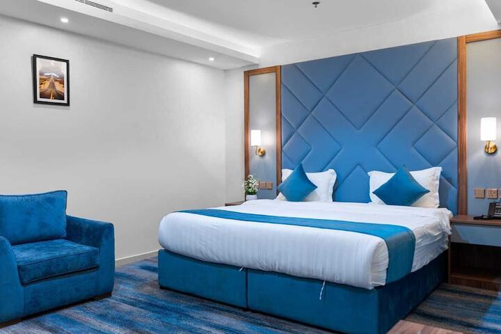 Room 4 of 8